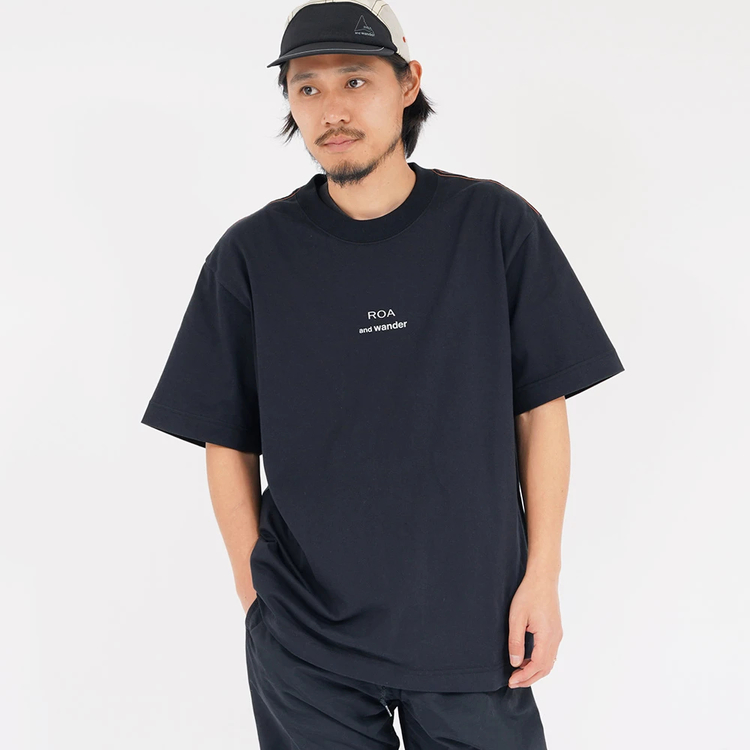 and wander(アンドワンダー) |[アンドワンダー]ロア×アンドワンダーロゴプリントTシャツ
