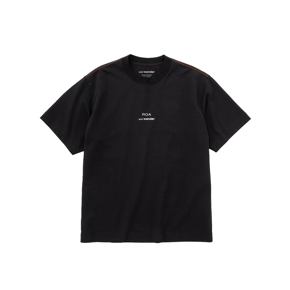 アンドワンダー]ロア×アンドワンダーロゴプリントTシャツ / and wander
