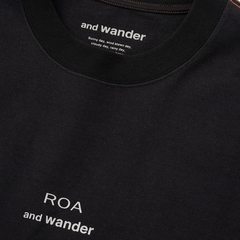 and wander(アンドワンダー) |[アンドワンダー]ロア×アンドワンダーロゴプリントTシャツ