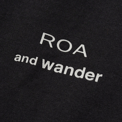 and wander(アンドワンダー) |[アンドワンダー]ロア×アンドワンダーロゴプリントTシャツ