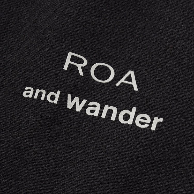 アンドワンダー]ロア×アンドワンダーロゴプリントTシャツ / and wander