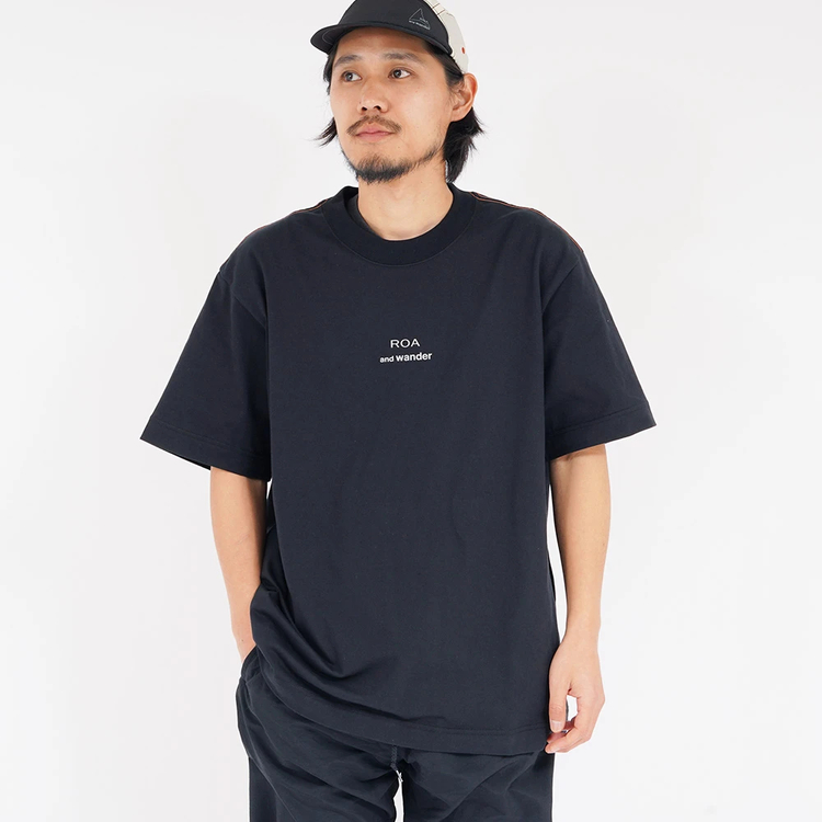 アンドワンダー]ロア×アンドワンダーロゴプリントTシャツ / and wander