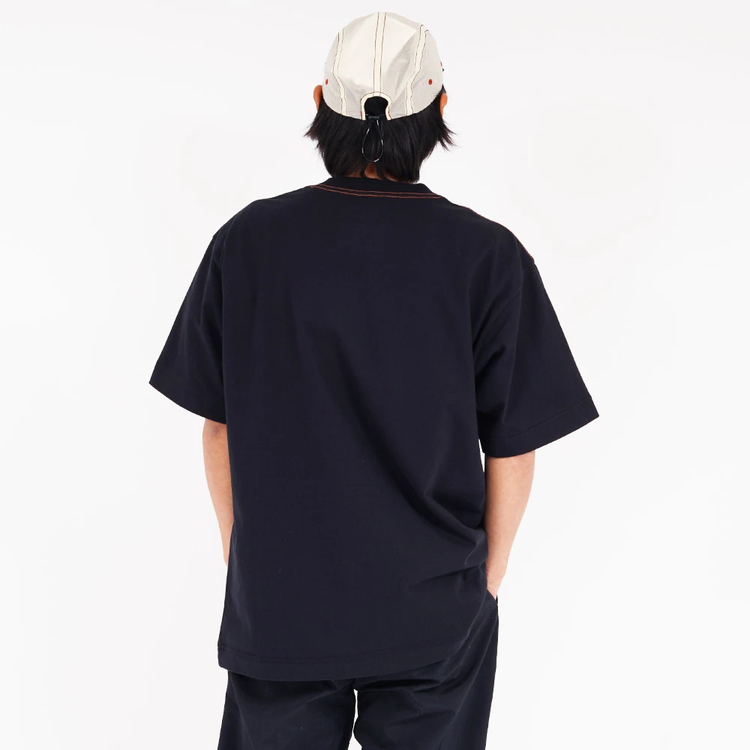 アンドワンダー]ロア×アンドワンダーロゴプリントTシャツ / and wander