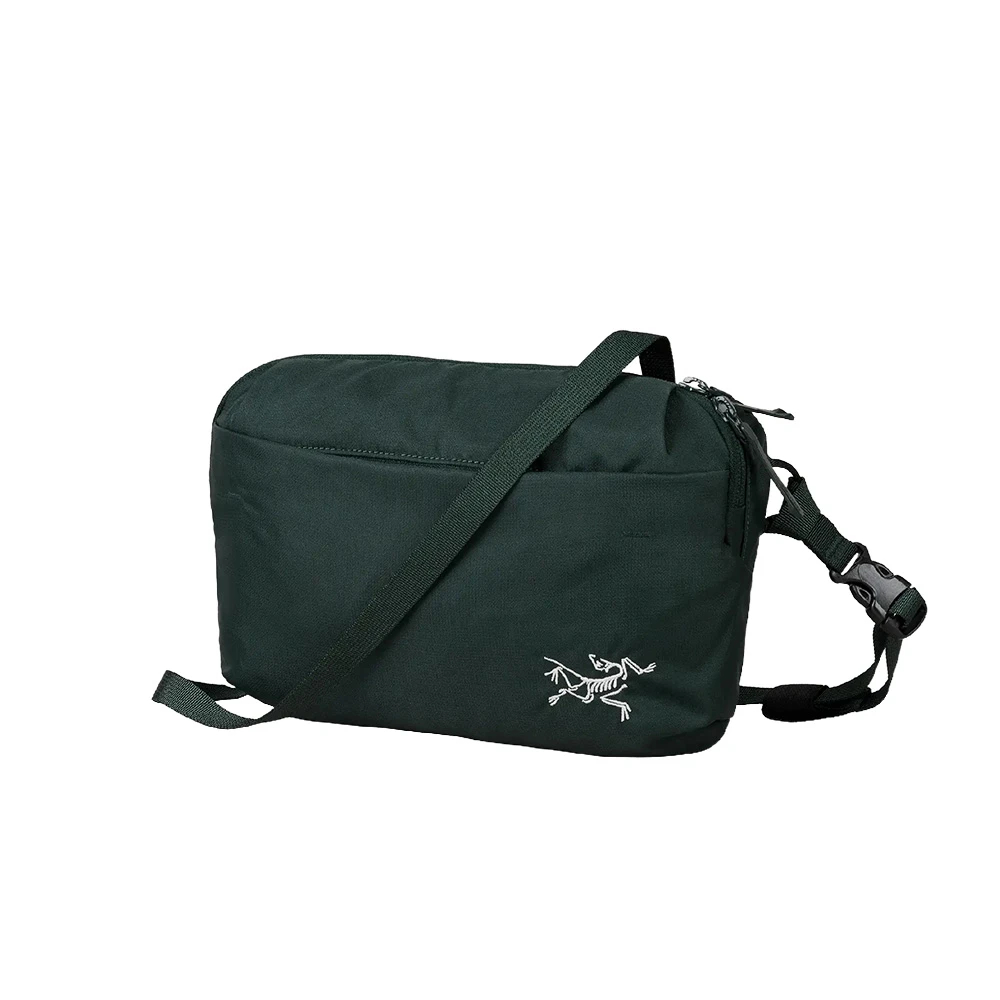 【非売品未使用】ARC'TERYX 赤 紺 アークテリクス札幌　ノベルティポーチ 非売品未使用】ARC'TERYX 赤 紺 アークテリクス札幌 ノベルティポーチ